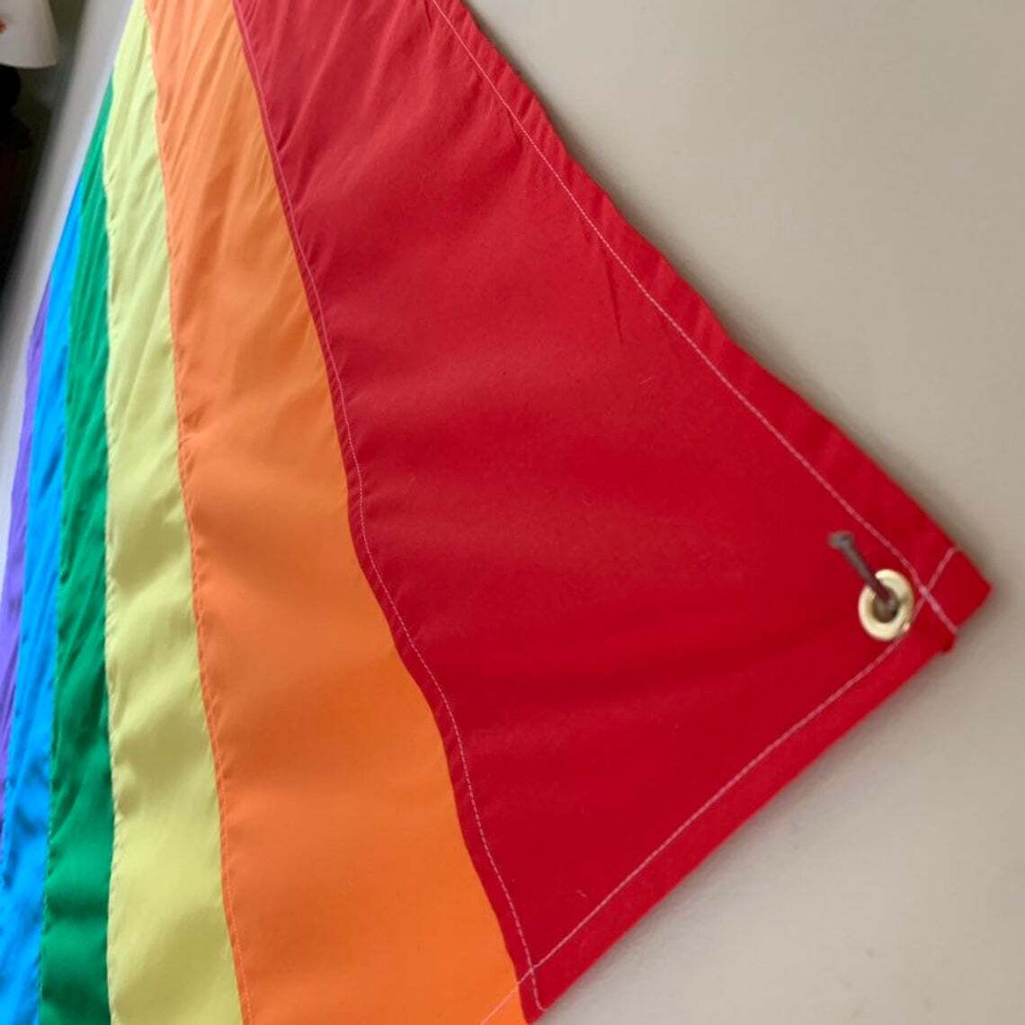 Käsin ommeltu Sateenkaari Pride-lippu