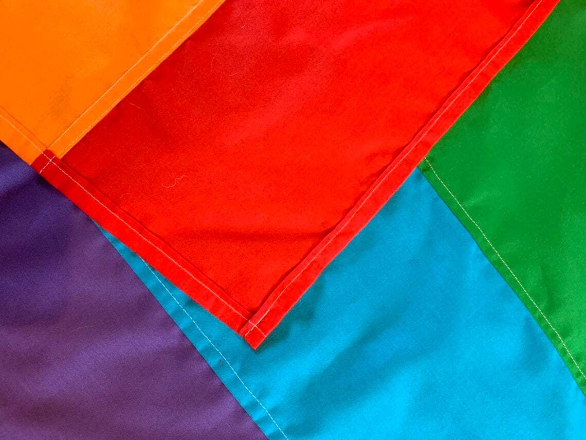 Käsin ommeltu Sateenkaari Pride-lippu